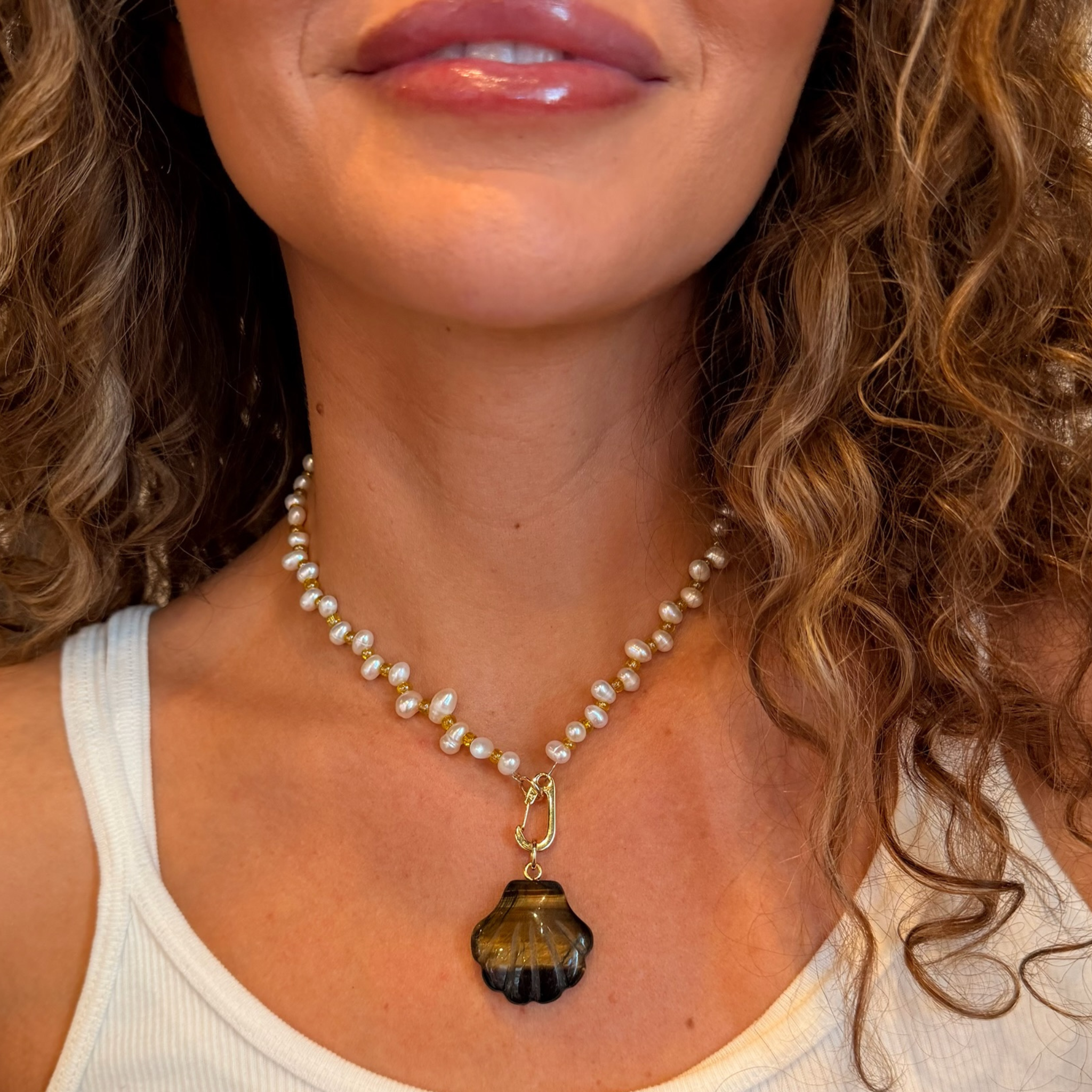 FreshwaterNecklace-Golden-onmodel