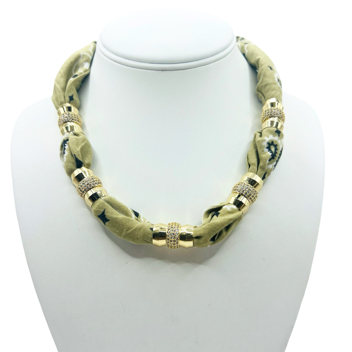 Khaki_Bandana_Necklace_Magneti